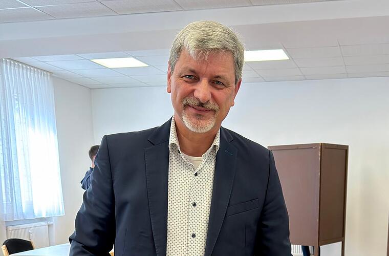 Der amtierende B&uuml;rgermeister Sandro Bauer bei der Stimmabgabe.