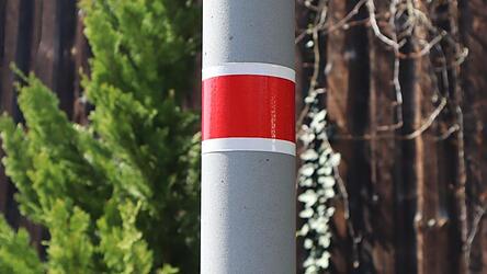 Seit 2023 werden in Brennberg die Stra&szlig;enlaternen von 1 Uhr bis 4 Uhr nachts abgeschaltet. Diese Ma&szlig;nahme wird von den einen kritisiert, von anderen f&uuml;r gut befunden. Da sich auch der Gemeinderat nicht einig ist, soll die Bev&ouml;lkerung abstimmen.