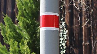 Seit 2023 werden in Brennberg die Straßenlaternen von 1 Uhr bis 4 Uhr nachts abgeschaltet. Diese Maßnahme wird von den einen kritisiert, von anderen für gut befunden. Da sich auch der Gemeinderat nicht einig ist, soll die Bevölkerung abstimmen. Seit 2023 werden in Brennberg die Straßenlaternen von 1 Uhr bis 4 Uhr nachts abgeschaltet. Diese Maßnahme wird von den einen kritisiert, von anderen für gut befunden. Da sich auch der Gemeinderat nicht einig ist, soll die Bevölkerung abstimmen.