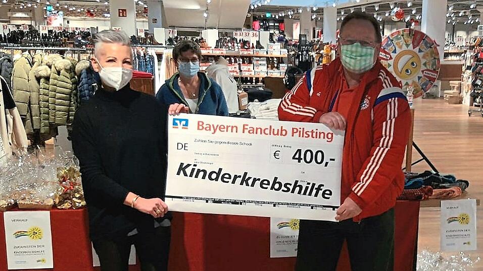 Trotz finanzieller Einbußen hat sich der Vorstand des Fanclubs entschlossen, zu spenden — 400 Euro gingen an die Kinderkrebshilfe. Trotz finanzieller Einbußen hat sich der Vorstand des Fanclubs entschlossen, zu spenden — 400 Euro gingen an die Kinderkrebshilfe.