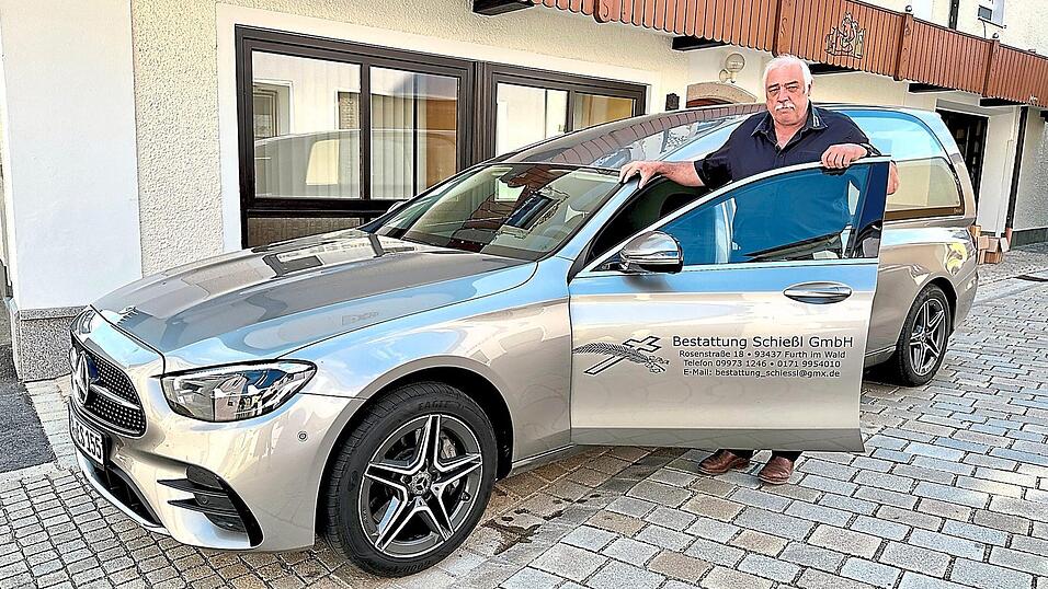 Eduard Schießl mit seiner Bestattungslimousine Bonna B2, aufgebaut auf einer Mercedes E-Klasse