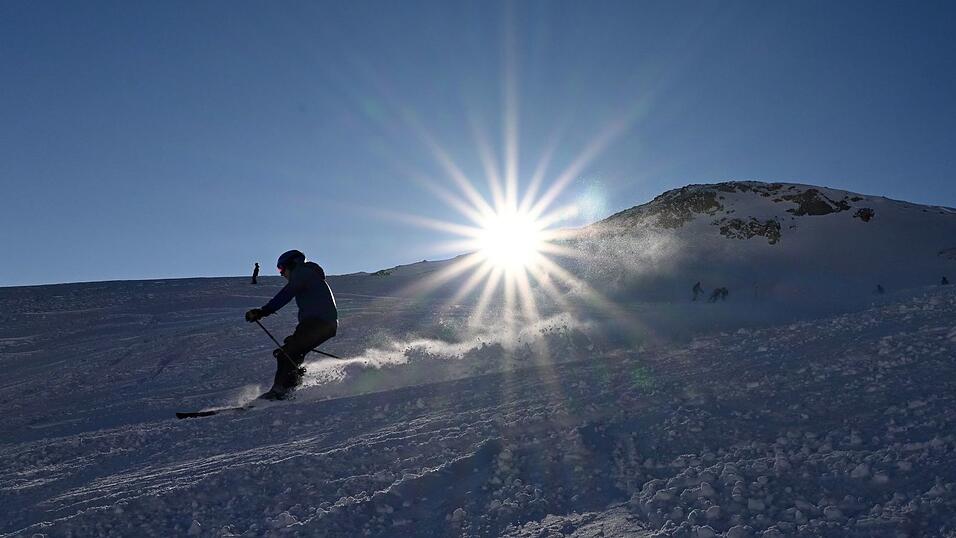 An der Zugspitze beginnt die Skisaison. (Archivbild) An der Zugspitze beginnt die Skisaison. (Archivbild)