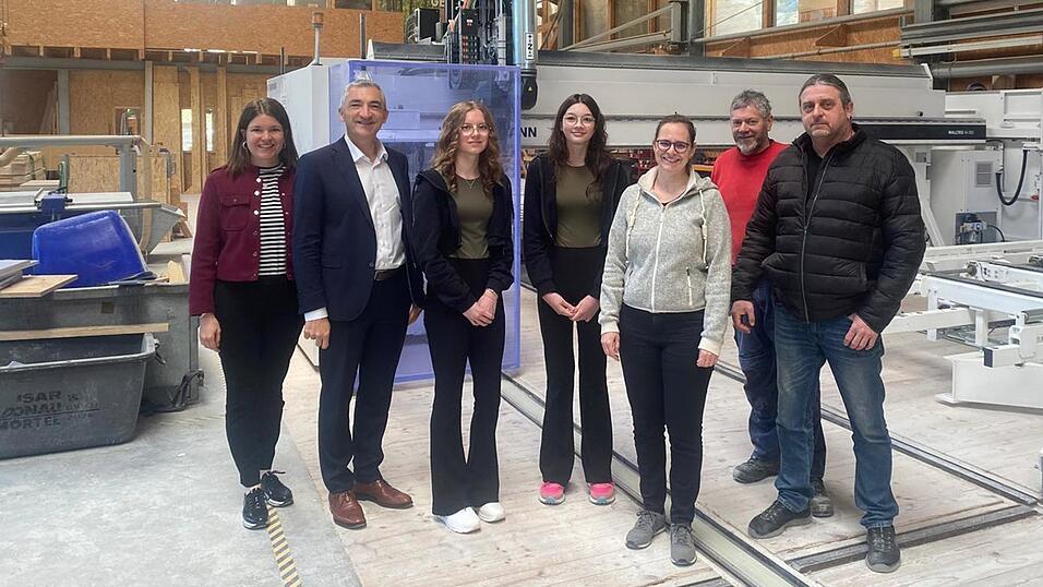 In der Zimmerei K&ouml;ppl gab es Einblicke in den Betrieb, im Bild, v.li.: Wirtschaftsf&ouml;rderin Teresa Sitzberger, Landrat Dr. Ronny Raith, Nele Bemerl, Fiona K&auml;rtner, Birgit Hauner, Franz Schr&ouml;tter, Thomas M&uuml;hlbauer