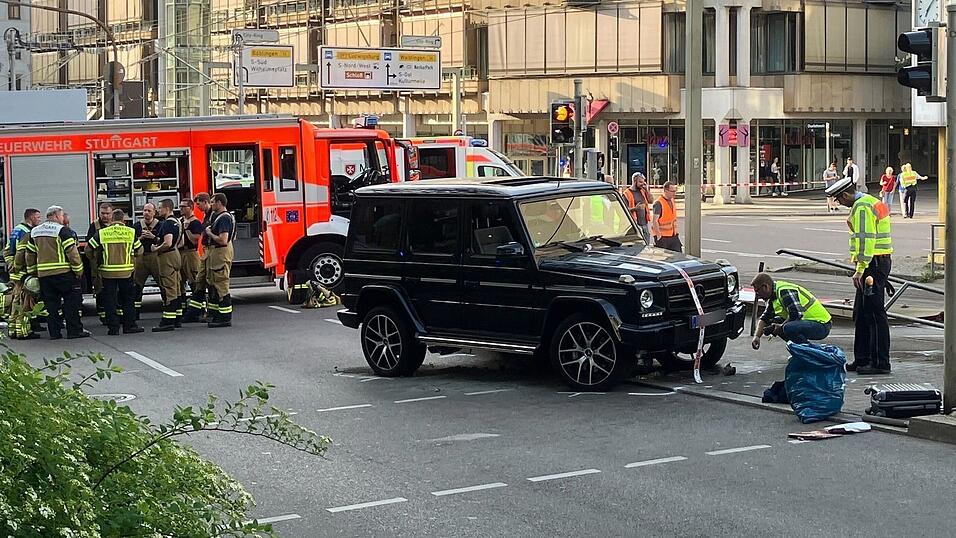 Der Fahrer war in der Stuttgarter Innenstadt mit seinem Geländewagen von der Straße abgekommen. (Archivbild) Der Fahrer war in der Stuttgarter Innenstadt mit seinem Geländewagen von der Straße abgekommen. (Archivbild)