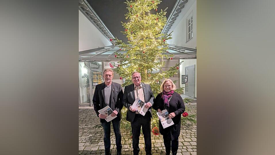 Zweiter B&uuml;rgermeister Norbert Strebl, Erster B&uuml;rgermeister G&uuml;nter Schuster und Dritte B&uuml;rgermeisterin Gerda Schaffer (von links) blicken zufrieden auf das Jahr 2025 zur&uuml;ck.