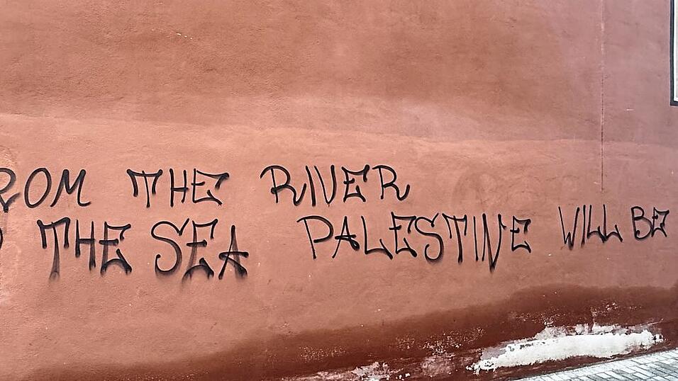 Am Verwaltungsgericht prangt diese Parole.