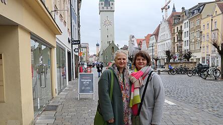 Grit Gewald (l.) und Michaela Zehentbauer-Hilmer, eingespieltes Team mit Energie und Organisationstalent. Jetzt m&ouml;chten sie f&uuml;r Kunsthandwerker aus der Region einen Laden finden, ein ambitioniertes Gemeinschaftsprojekt.