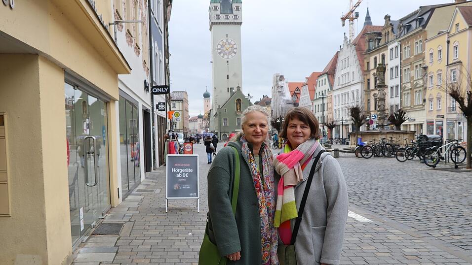 Grit Gewald (l.) und Michaela Zehentbauer-Hilmer, eingespieltes Team mit Energie und Organisationstalent. Jetzt möchten sie für Kunsthandwerker aus der Region einen Laden finden, ein ambitioniertes Gemeinschaftsprojekt. Grit Gewald (l.) und Michaela Zehentbauer-Hilmer, eingespieltes Team mit Energie und Organisationstalent. Jetzt möchten sie für Kunsthandwerker aus der Region einen Laden finden, ein ambitioniertes Gemeinschaftsprojekt.