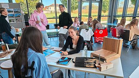Eine Schülerin informiert sich bei einer ehemaligen Schülerin über die Ausbildung zum Schreiner. Eine Schülerin informiert sich bei einer ehemaligen Schülerin über die Ausbildung zum Schreiner.