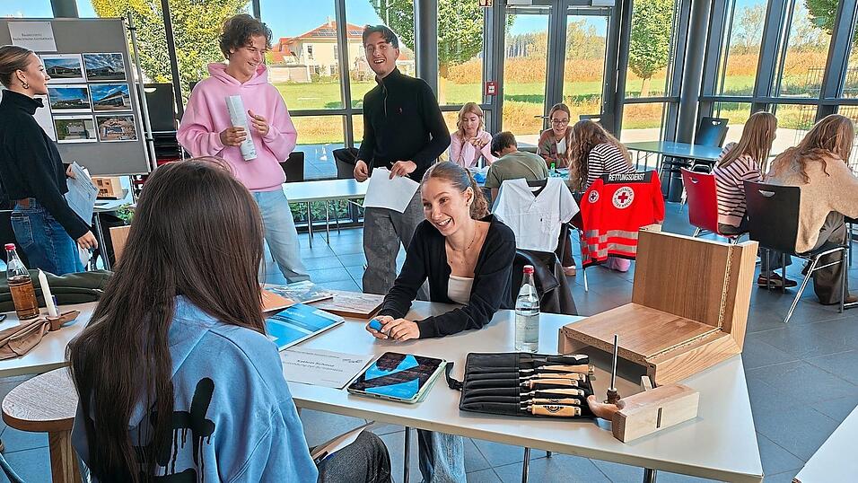 Eine Schülerin informiert sich bei einer ehemaligen Schülerin über die Ausbildung zum Schreiner. Eine Schülerin informiert sich bei einer ehemaligen Schülerin über die Ausbildung zum Schreiner.
