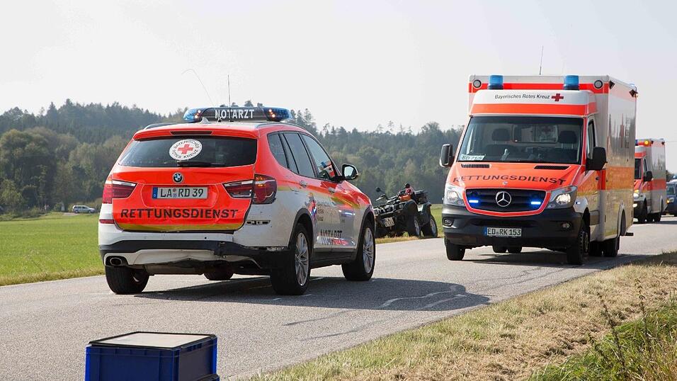 Ein Sanka fuhr am Samstag auf einen Notarztwagen auf, nachdem dieser stark bremste. Vier Rettungskräfte wurden leicht verletzt. Ein Sanka fuhr am Samstag auf einen Notarztwagen auf, nachdem dieser stark bremste. Vier Rettungskräfte wurden leicht verletzt.