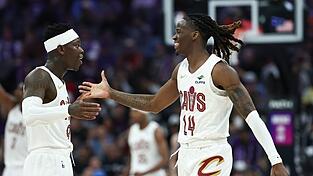 Beim deutlichen Erfolg gegen die Brooklyn Nets steuerte Dennis Schr&ouml;der (l) f&uuml;r die Cleveland Cavaliers zw&ouml;lf Punkte bei. (Archivbild)