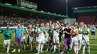 Die F&uuml;rther Spieler feierten den Erfolg in der Relegation.