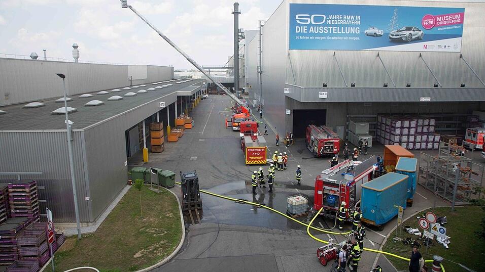 In einer Halle des BMW-Werk Landshut ist am Sonntag ein Brand ausgebrochen.