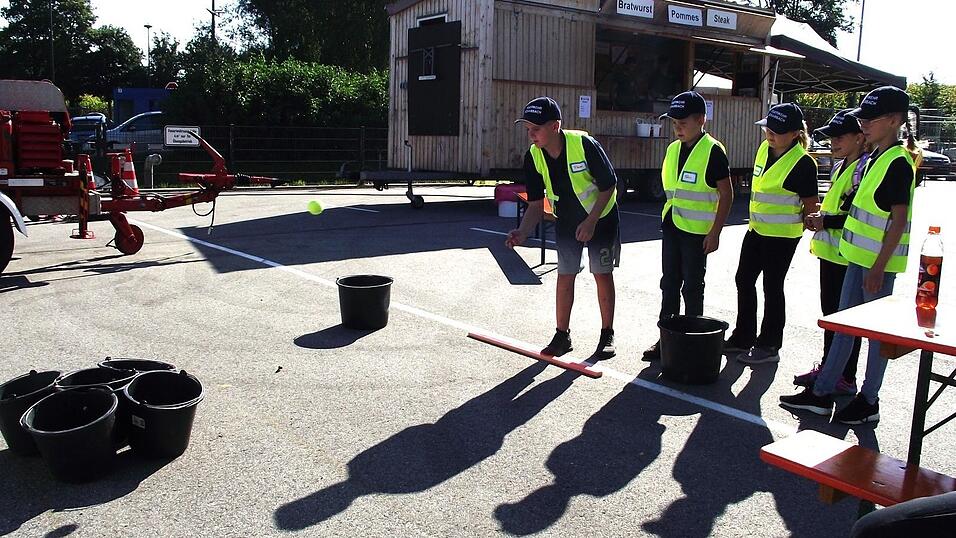 An einer Station wurde die Treffsicherheit geübt An einer Station wurde die Treffsicherheit geübt