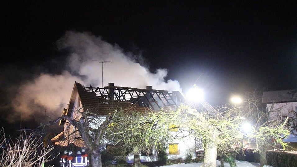 Im Laberweintinger Ortsteil Untergraßlfing ist es in der Nacht zu einem Brand gekommen. Im Laberweintinger Ortsteil Untergraßlfing ist es in der Nacht zu einem Brand gekommen.