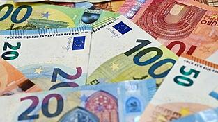 Eurobanknoten liegen auf einem Tisch.