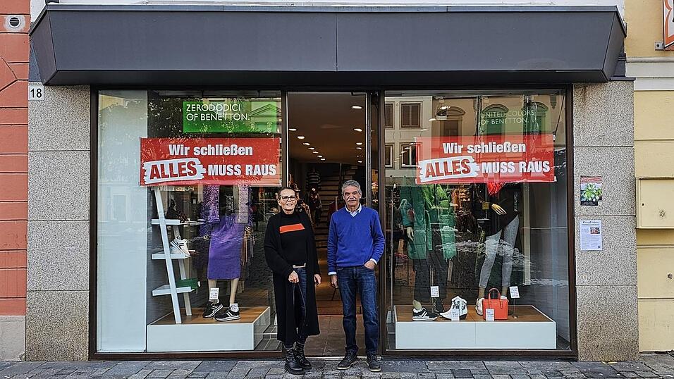 Renate und Mario Ventura vor ihrem Gesch&auml;ft. Straubing, sagt der 63-J&auml;hrige, habe ihm immer gefallen und er bleibt auch Straubinger.