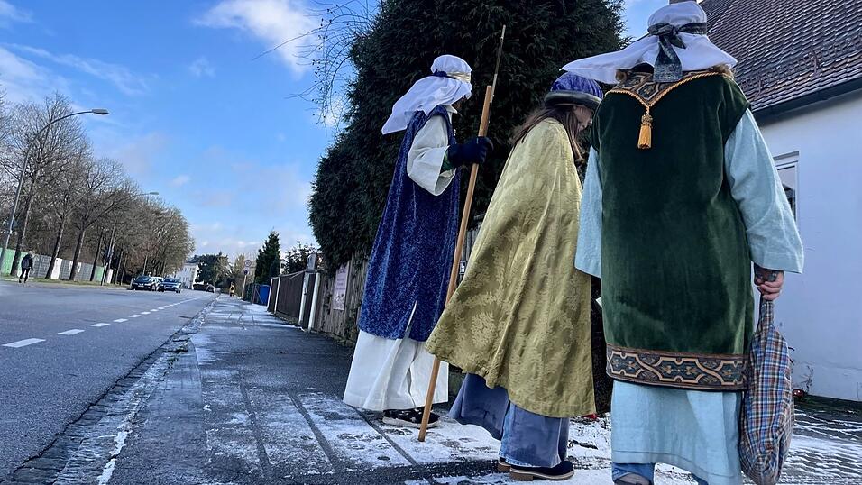 Ein Großteil der Türen bleibt während unseres Pressebesuchs der Dreikönigsaktion verschlossen. Ministrant Max Reinhart erklärt das nüchtern: Tagsüber an einem Werktag - da hat ein Sternsinger immer wenig 'Kundschaft', sagt er. Viele Beschäftigte seien in der Arbeit, Rentner beim Einkaufen. Ein Großteil der Türen bleibt während unseres Pressebesuchs der Dreikönigsaktion verschlossen. Ministrant Max Reinhart erklärt das nüchtern: Tagsüber an einem Werktag - da hat ein Sternsinger immer wenig 'Kundschaft', sagt er. Viele Beschäftigte seien in der Arbeit, Rentner beim Einkaufen.