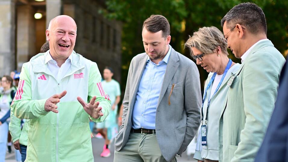Berlins Regierender Bürgermeister Kai Wegner (l) gab das Startsignal.