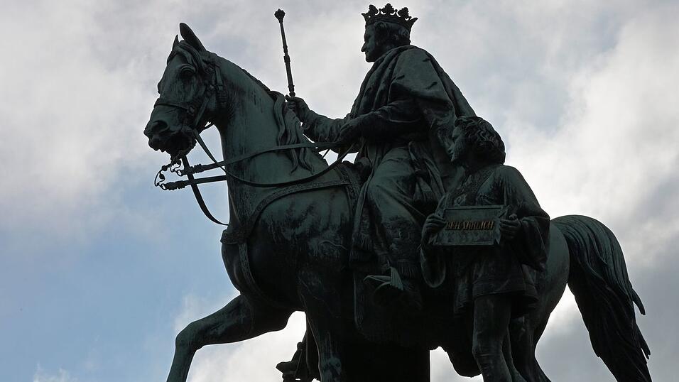Am Odeonsplatz in München erinnert ein Reiterstandbild an König Ludwig I.