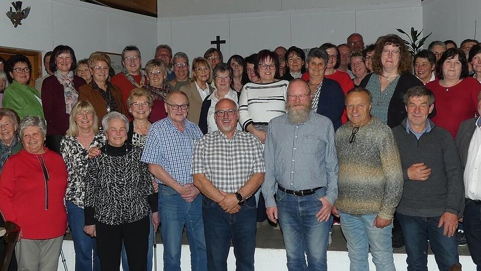 57 Mitglieder durften sich &uuml;ber die Ehrung f&uuml;r ihr 25-j&auml;hrige Mitgliedschaft mit B&uuml;rgermeister Matth&auml;us Mandl (rechts), Kreisverbandsvorsitzenden Konrad Kronschnabl und Vorsitzendem Josef Eckmeier (vorne, von rechts) freuen.