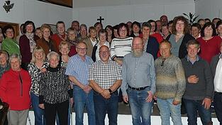 57 Mitglieder durften sich &uuml;ber die Ehrung f&uuml;r ihr 25-j&auml;hrige Mitgliedschaft mit B&uuml;rgermeister Matth&auml;us Mandl (rechts), Kreisverbandsvorsitzenden Konrad Kronschnabl und Vorsitzendem Josef Eckmeier (vorne, von rechts) freuen.