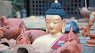 Nepalesische Kunsthandwerkst&uuml;cke gibt es im Kiosk zu bestaunen und zu kaufen.