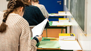 In schriftlichen Prüfungen ist der Einsatz von KI meist untersagt. Dennoch wird sie oft zur Vorbereitung genutzt. Um weiterhin tatsächlich erworbenes Wissen der Schüler abzufragen, arbeiten auch Landshuter Schulen an neuen Prüfungsformen. (Symbolfoto) In schriftlichen Prüfungen ist der Einsatz von KI meist untersagt. Dennoch wird sie oft zur Vorbereitung genutzt. Um weiterhin tatsächlich erworbenes Wissen der Schüler abzufragen, arbeiten auch Landshuter Schulen an neuen Prüfungsformen. (Symbolfoto)