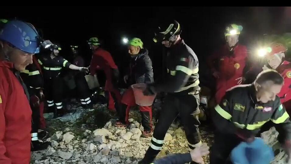 Seit Sonntagnachmittag sitzt der Mann in der Höhle fest. Seit Sonntagnachmittag sitzt der Mann in der Höhle fest.