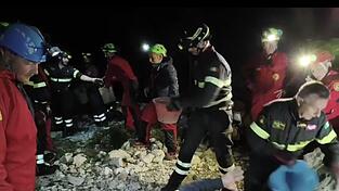 Seit Sonntagnachmittag sitzt der Mann in der Höhle fest. Seit Sonntagnachmittag sitzt der Mann in der Höhle fest.