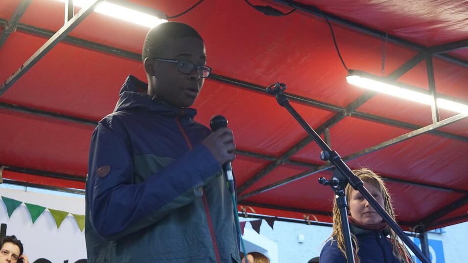 Privatleute sowie Vertreter von Kirchen und Vereinen waren mit dabei.&nbsp;