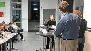 Die Jury verfolgte die Argumente pro und contra sehr aufmerksam, hier bei der Debatte in der Stufe 2.