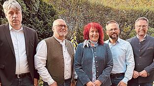 Christian Lohberger, Hermann Zapf und Alex Engl vom CSU-Ortsverband (v.li.) sowie MdL Dr. Gerhard Hopp mit Bürgermeisterkandidatin Marion Weber.