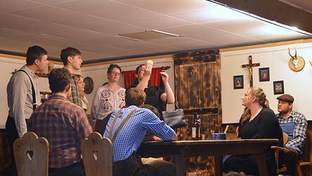 Letztendlich kann Archivarin Adele doch noch die Goldm&uuml;nze in H&auml;nden halten.