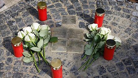 Nach &uuml;ber 80 Jahren ist die Familie Gr&uuml;nhut in Form von f&uuml;nf Stolpersteinen wieder vereint: die Eltern Laura und Siegfried, ihre Kinder Esther und Alfred sowie Adolf Niedermeier, ein Freund der Familie.