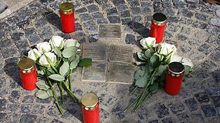 Nach &uuml;ber 80 Jahren ist die Familie Gr&uuml;nhut in Form von f&uuml;nf Stolpersteinen wieder vereint: die Eltern Laura und Siegfried, ihre Kinder Esther und Alfred sowie Adolf Niedermeier, ein Freund der Familie.