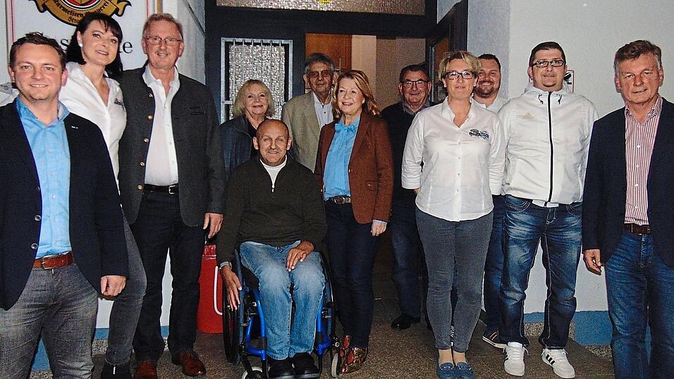 Die neue, erweiterte Vorstandschaft von 'Sportler helfen Sportlern' mit Manfred Karger (3.v.l.) an der Spitze. Ganz links steht Wahlleiter Stefan Achatz, B&uuml;rgermeister von Bernried.