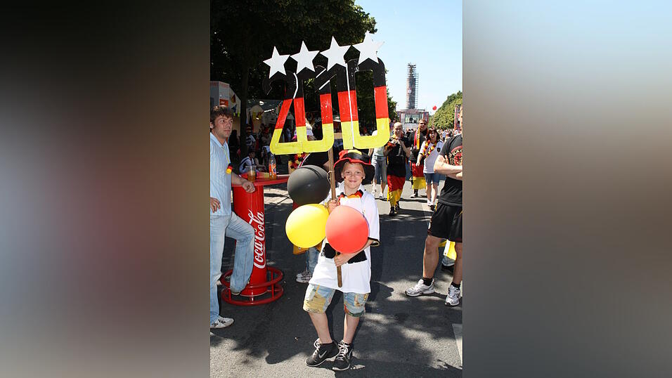 Christian Fertl war am Sonntag auf der Fanmeile in Berlin und erlebte dort das Achtelfinale gegen England auf Gro&szlig;leinwand.