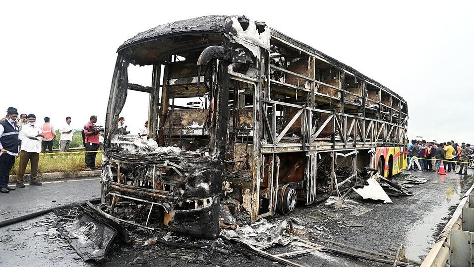 Die verkohlten Überreste des Passagierbusses liegen auf einer Landstraße im Dorf Chinnatekuru.