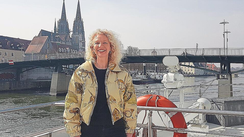 Susanne V&ouml;lkl, Gesch&auml;ftsf&uuml;hrerin der Regensburger Personenschifffahrt Klinger, freut sich auf die bevorstehende Schifffahrtsaison.