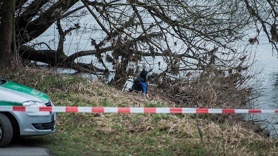 Polizeitaucher suchen am Freitagvormittag in der Donau nach der seit Sonntag vermissten Malina Klaar. An dieser Stelle hatten die Leichenspürhunde am Donnerstag angeschlagen. Polizeitaucher suchen am Freitagvormittag in der Donau nach der seit Sonntag vermissten Malina Klaar. An dieser Stelle hatten die Leichenspürhunde am Donnerstag angeschlagen.