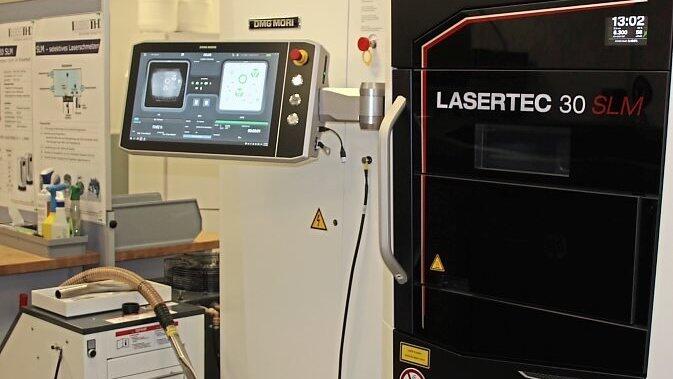 Gro&szlig;e 3D-Drucker stehen jetzt Gr&uuml;ndern und Studierenden am Campus zur Verf&uuml;gung.