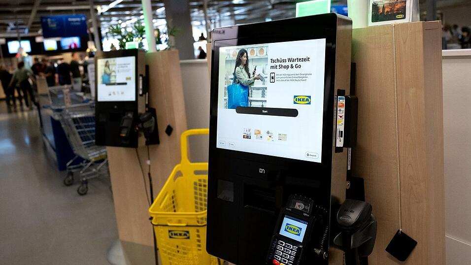 Im Ikea-Einrichtungshaus in Düsseldorf gibt es seit Mai 2024 testweise nur noch SB-Kassen. Das Konzept soll möglicherweise bundesweit auf andere Filialen übertragen werden. Im Ikea-Einrichtungshaus in Düsseldorf gibt es seit Mai 2024 testweise nur noch SB-Kassen. Das Konzept soll möglicherweise bundesweit auf andere Filialen übertragen werden.