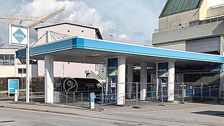 Die Aral-Tankstelle an der Angerm&uuml;hle 8 ist seit Ende Februar geschlossen. Das Grundst&uuml;ck, in Deggendorf auch bekannt als &bdquo;Parkdeck Angerm&uuml;hle&ldquo;, wurde an Penzkofer Bau verkauft. Das Bau- und Immobilienunternehmen will dort ab 2027 Wohnungen, B&uuml;ro- und Gewerbefl&auml;chen errichten.