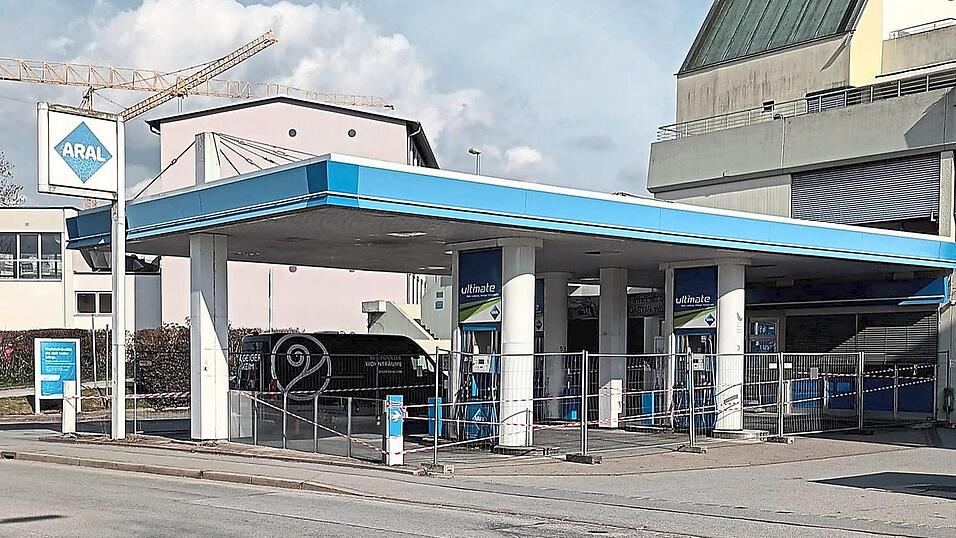 Die Aral-Tankstelle an der Angermühle 8 ist seit Ende Februar geschlossen. Das Grundstück, in Deggendorf auch bekannt als „Parkdeck Angermühle“, wurde an Penzkofer Bau verkauft. Das Bau- und Immobilienunternehmen will dort ab 2027 Wohnungen, Büro- und Gewerbeflächen errichten. Die Aral-Tankstelle an der Angermühle 8 ist seit Ende Februar geschlossen. Das Grundstück, in Deggendorf auch bekannt als „Parkdeck Angermühle“, wurde an Penzkofer Bau verkauft. Das Bau- und Immobilienunternehmen will dort ab 2027 Wohnungen, Büro- und Gewerbeflächen errichten.