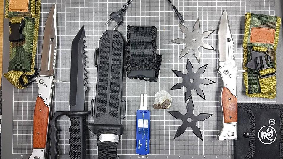 Diese Waffen und Drogen stellten die Bundespolizisten bei den beiden Jugendlichen sicher.