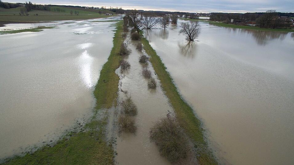Durch den anhaltenden Regen und die Schneeschmelze war die Vils am Freitagmittag an einigen Stellen bei Vilsbiburg und Gerzen &uuml;ber die Ufer getreten. Einige Strassen waren somit nicht mehr passierbar und mussten gesperrt werden.