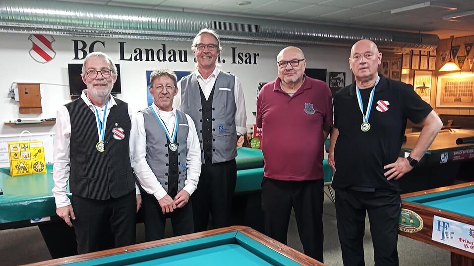 Die Teilnehmer an der 'Bayerischen' der Ü60: (v.l.) Meister Michael Neuhäusler, Karl Hannemann, Detlef Kleinschmidt, Mario Steinbach und Bronze-Medaillen-Gewinner Volker Andreas. Die Teilnehmer an der 'Bayerischen' der Ü60: (v.l.) Meister Michael Neuhäusler, Karl Hannemann, Detlef Kleinschmidt, Mario Steinbach und Bronze-Medaillen-Gewinner Volker Andreas.