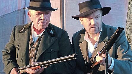 Oberjaga (links) und Huifsjaga Soacher stellen dem Wuiderer in der Nacht eine Falle.